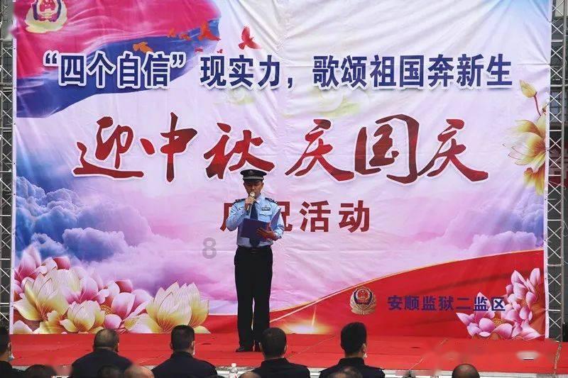 哪吒L内饰得到曝光，配双联屏和车载冰箱，纯电和增程动力可选