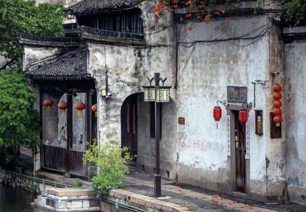 长沙女子把车停在商场被划了八面，监控指向了迈巴赫车主，此事谁对谁错？游戏画面